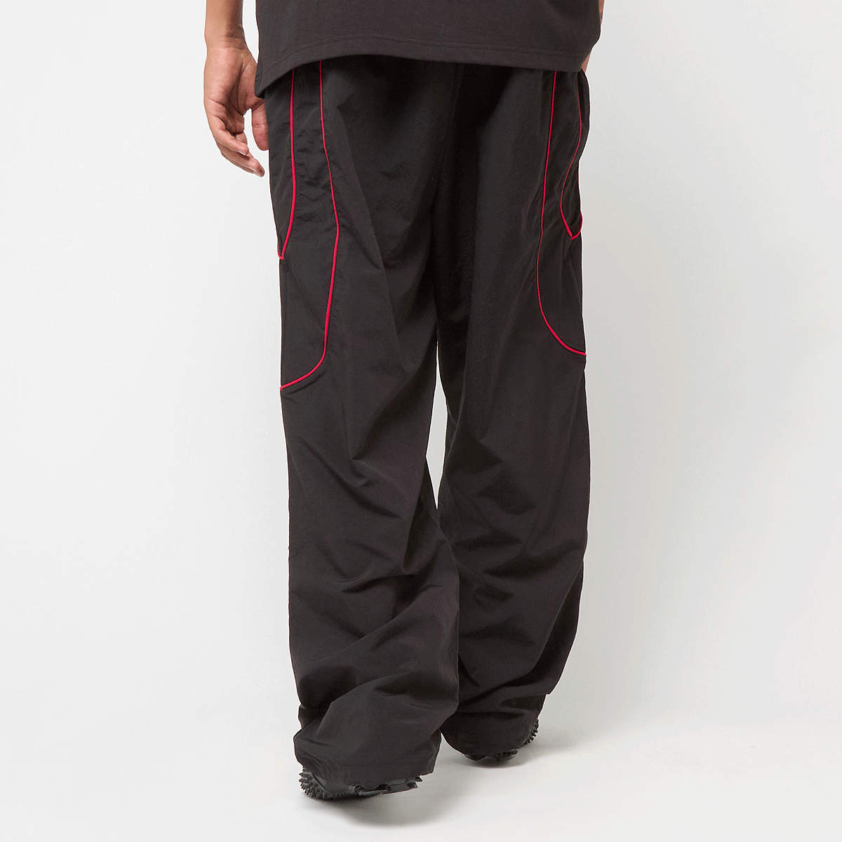 Puma TECH-X Relaxed Track Pant WV op black red men Trainingsbroeken zwart Maat XL Kleding