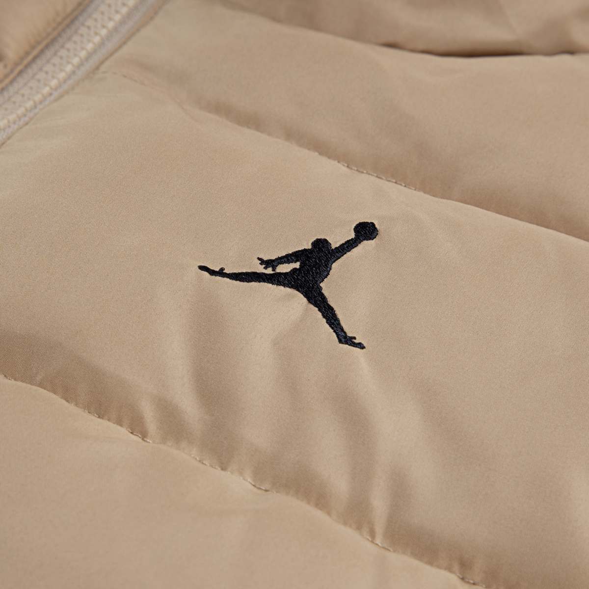 Jordan MJ Brooklyn Puffer Jacket Unisex jackets beige Maat 128-132 Kleding