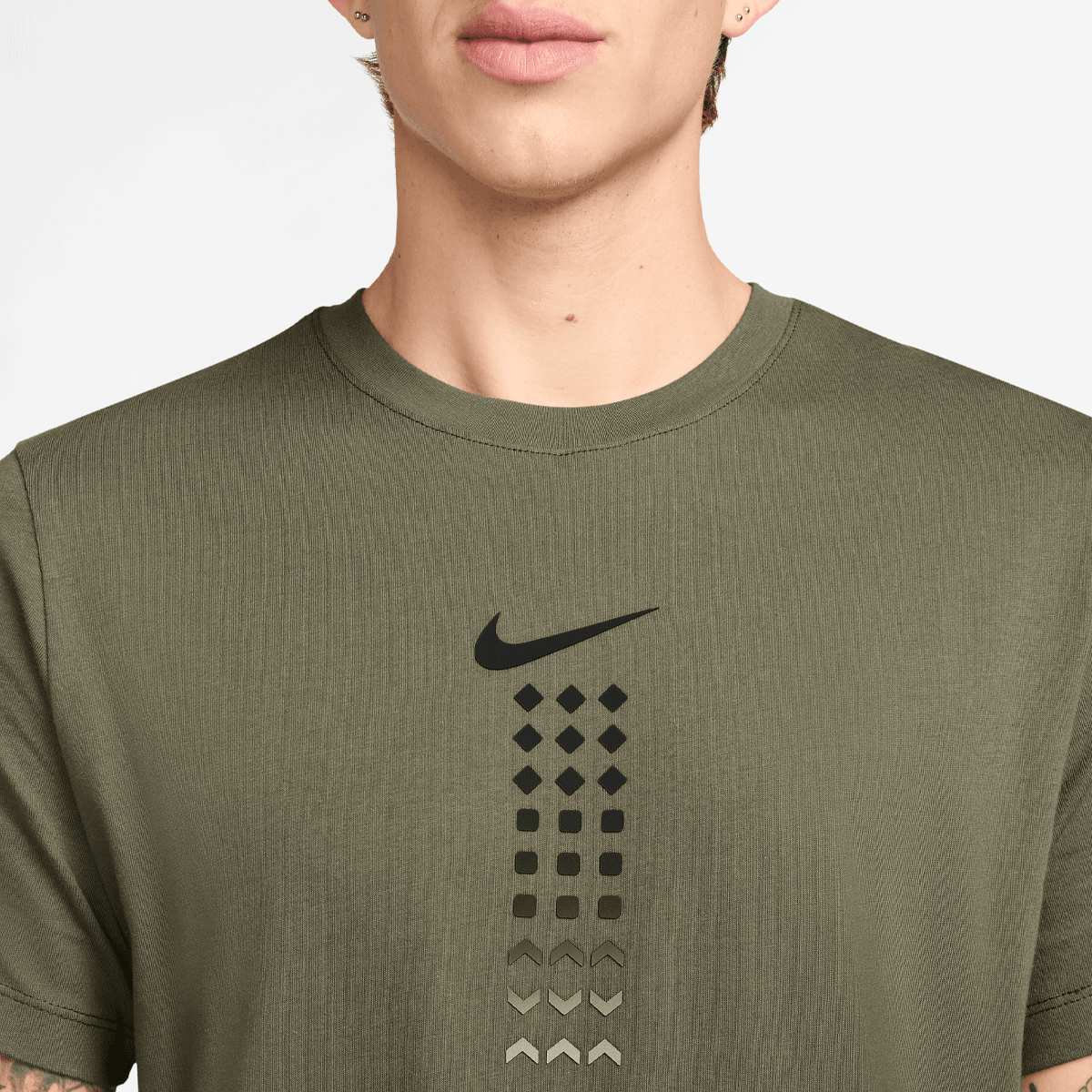 Nike Sportswear Tee men T-Shirts & Polo's groen Maat S Kleding