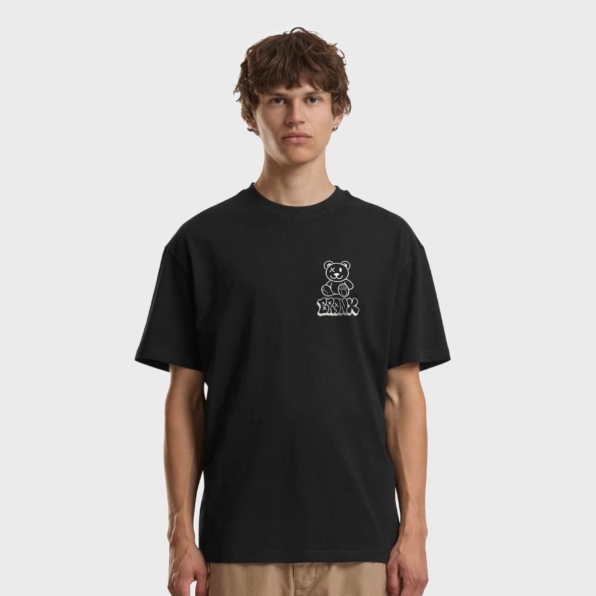 彰プロデュース Uber Cozy Universe Tシャツ ブラック M Bronx Bear EMV Oversize Tee TBC | SNIPES