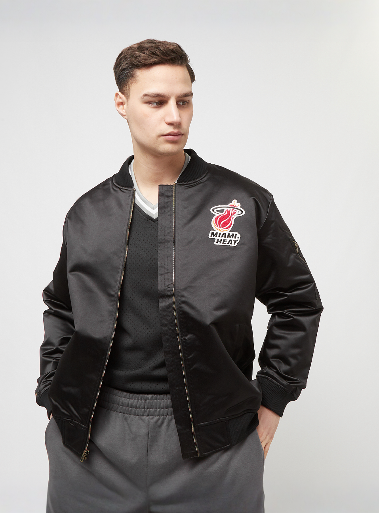 Mitchell & Ness, NBA Lightweight Satin Bomber Miami Heat, black, Image 2 of 7