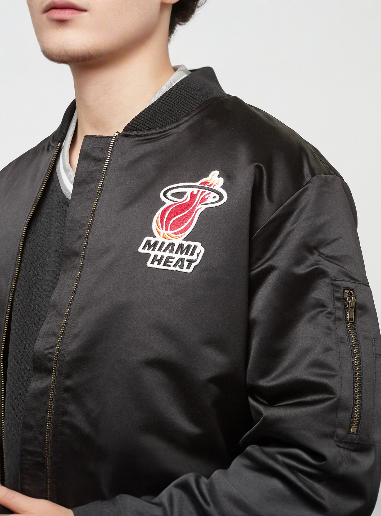Mitchell & Ness, NBA Lightweight Satin Bomber Miami Heat, black, Image 3 of 7