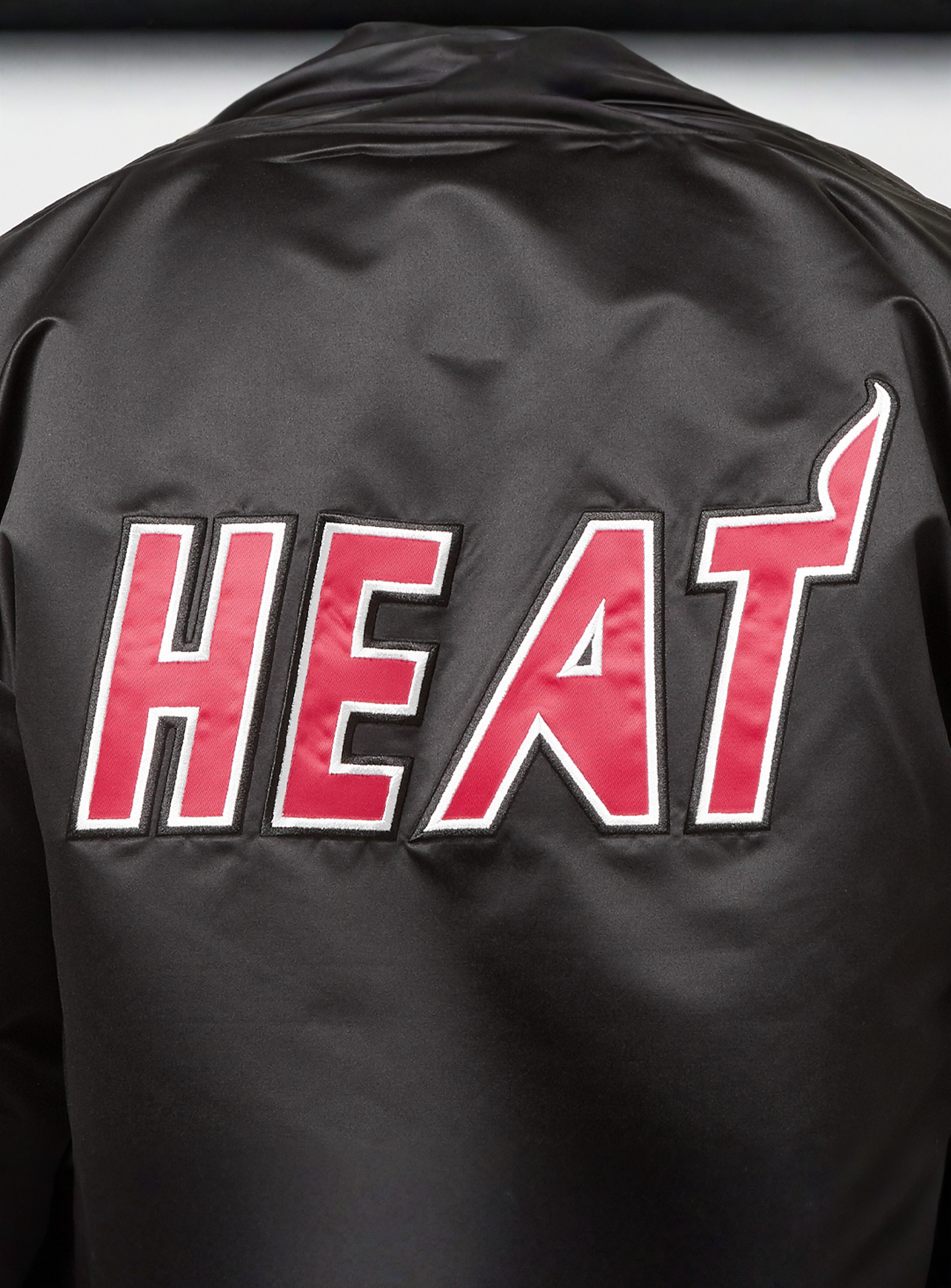 Mitchell & Ness, NBA Lightweight Satin Bomber Miami Heat, black, Image 5 of 7
