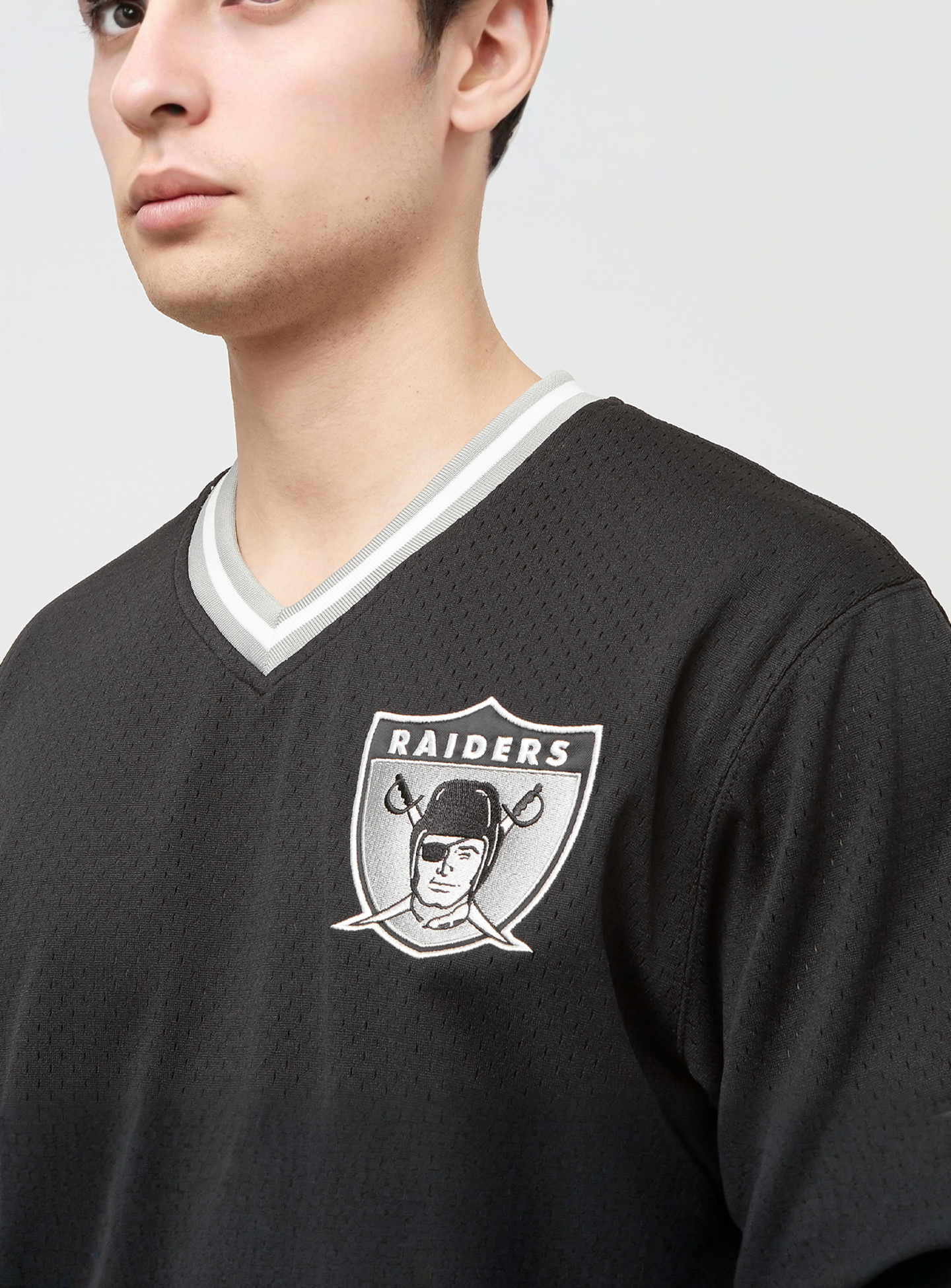 Mitchell & Ness, NFL Fashion Mesh V-Neck Oakland Raiders, black, Image 3 of 5