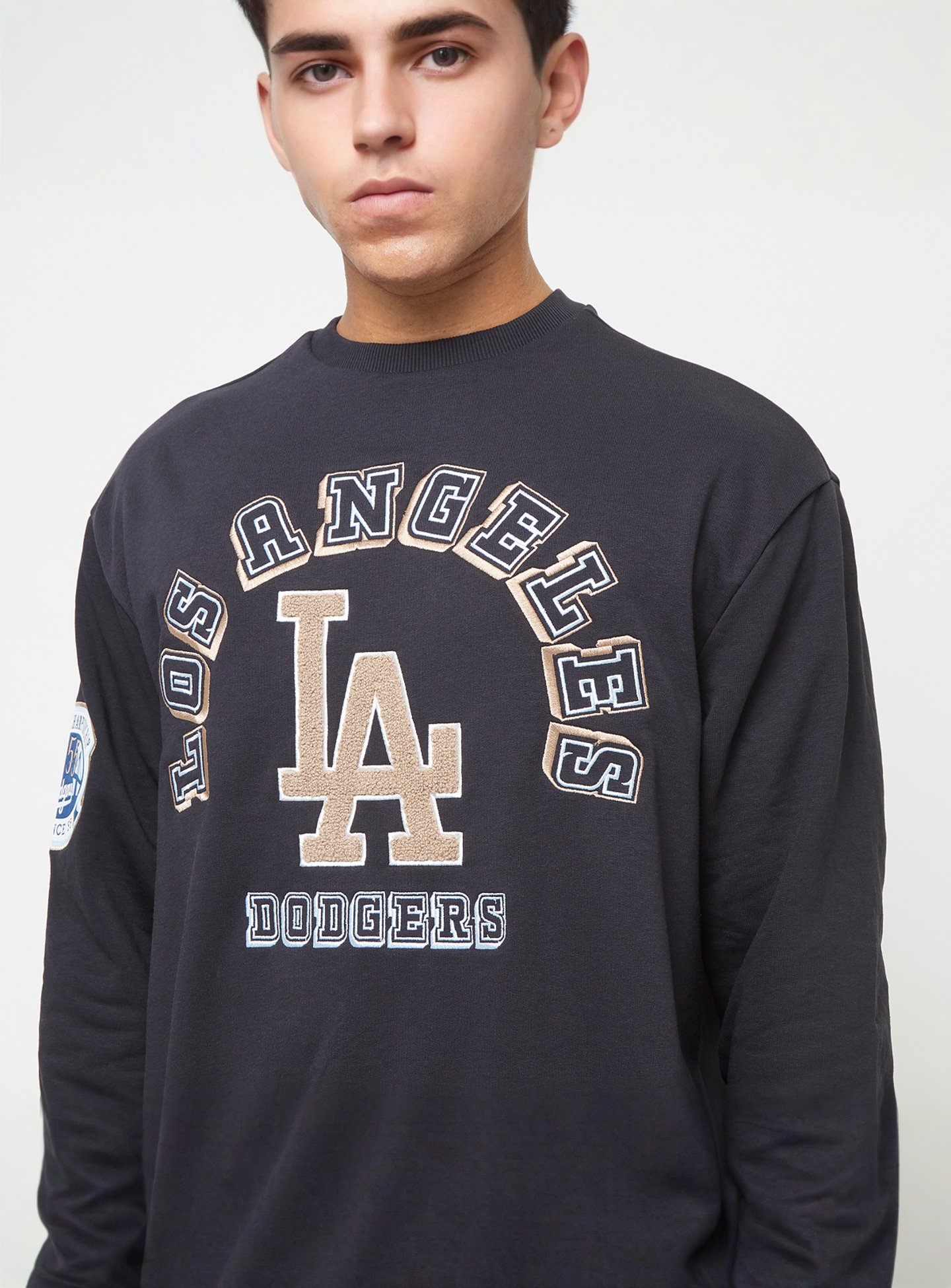 New Era, LA Dodgers World Series Oversized Crewneck Sweatshirt, black, Image 3 of 5