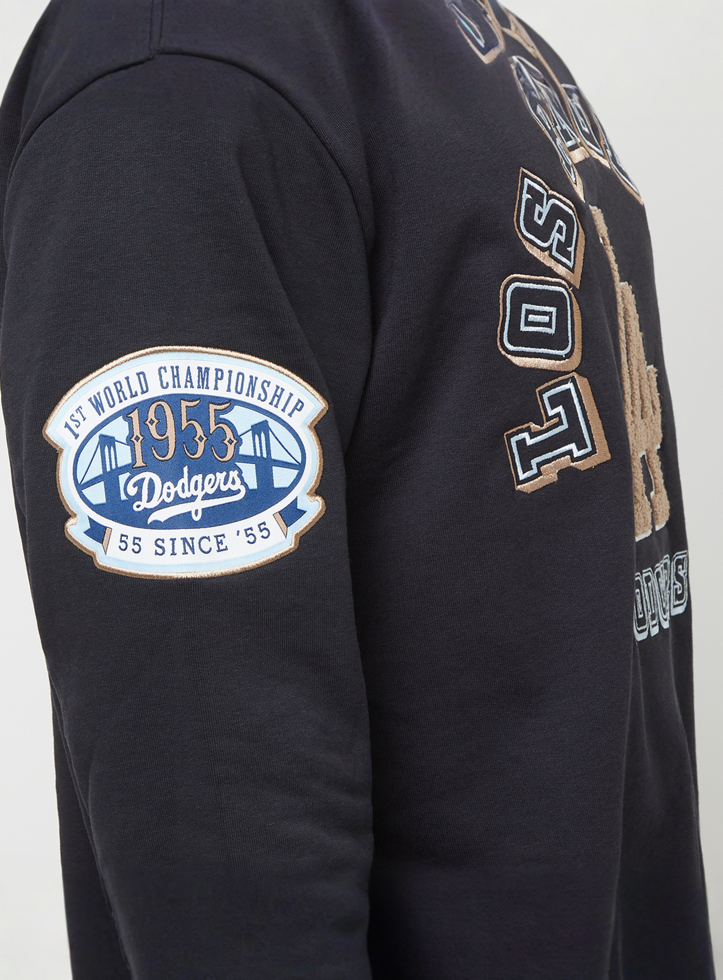 New Era, LA Dodgers World Series Oversized Crewneck Sweatshirt, black, Image 4 of 5