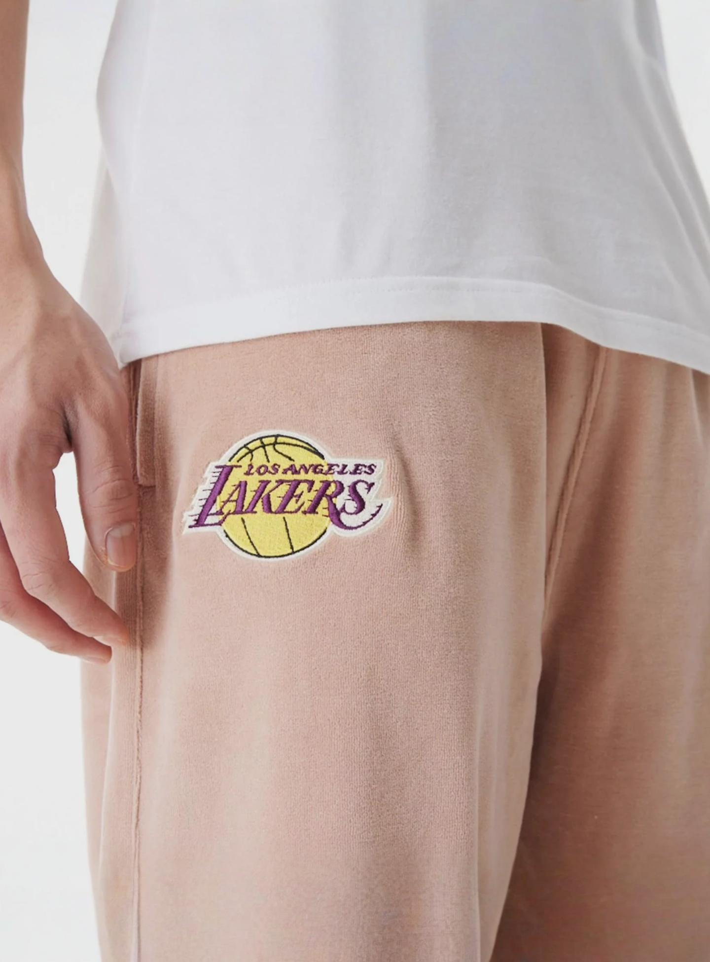 New Era, LA Lakers NBA Lifestyle Velours Trackpants, beige, Image 3 of 5