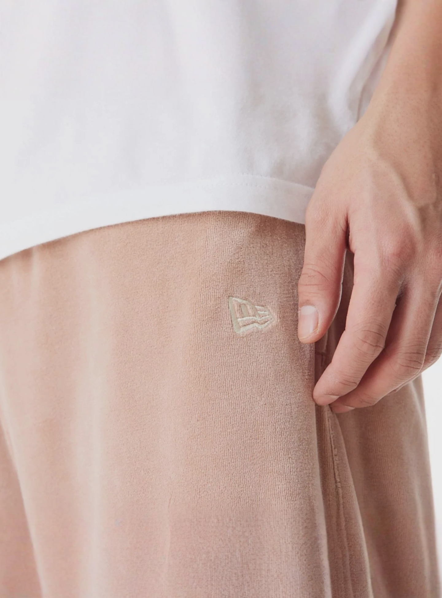 New Era, LA Lakers NBA Lifestyle Velours Trackpants, beige, Image 4 of 5