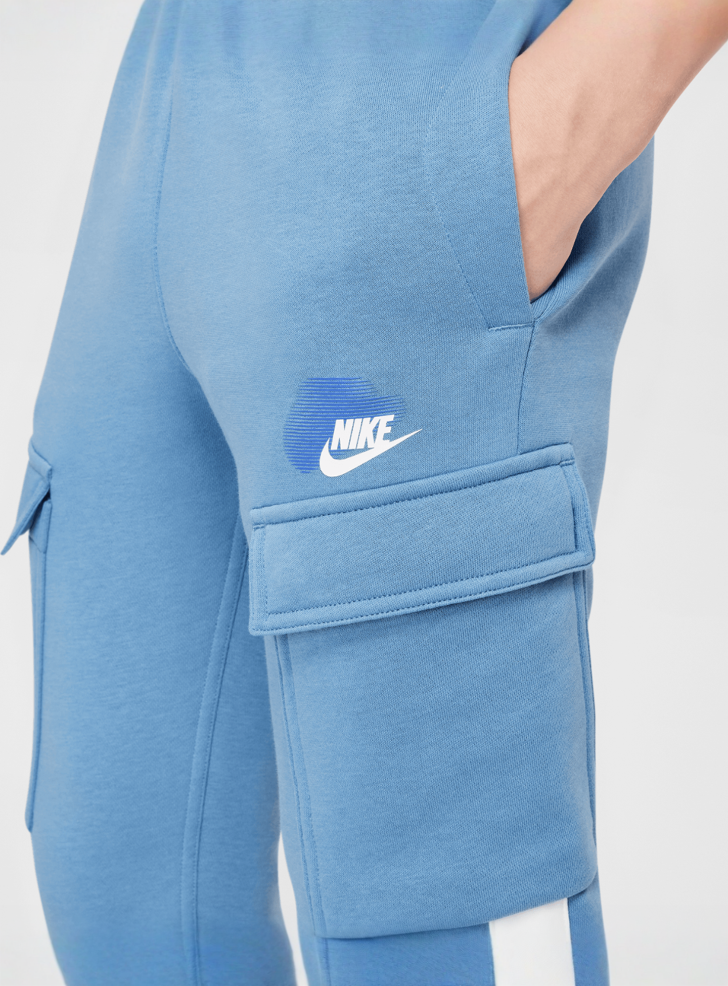 Nike, Sportswear Standard Issue Cargo Pants, blue, Image 4 of 6