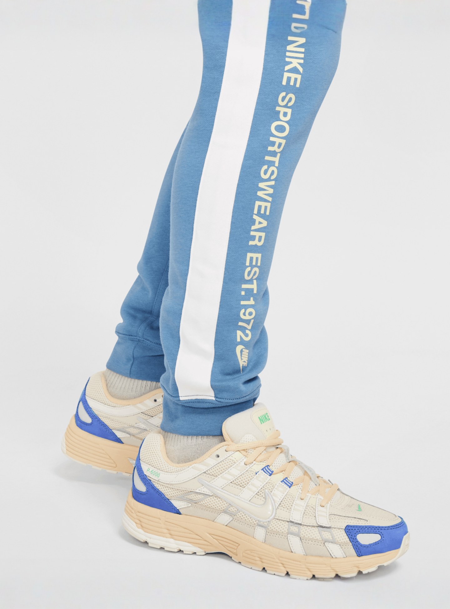 Nike, Sportswear Standard Issue Cargo Pants, blue, Image 5 of 6