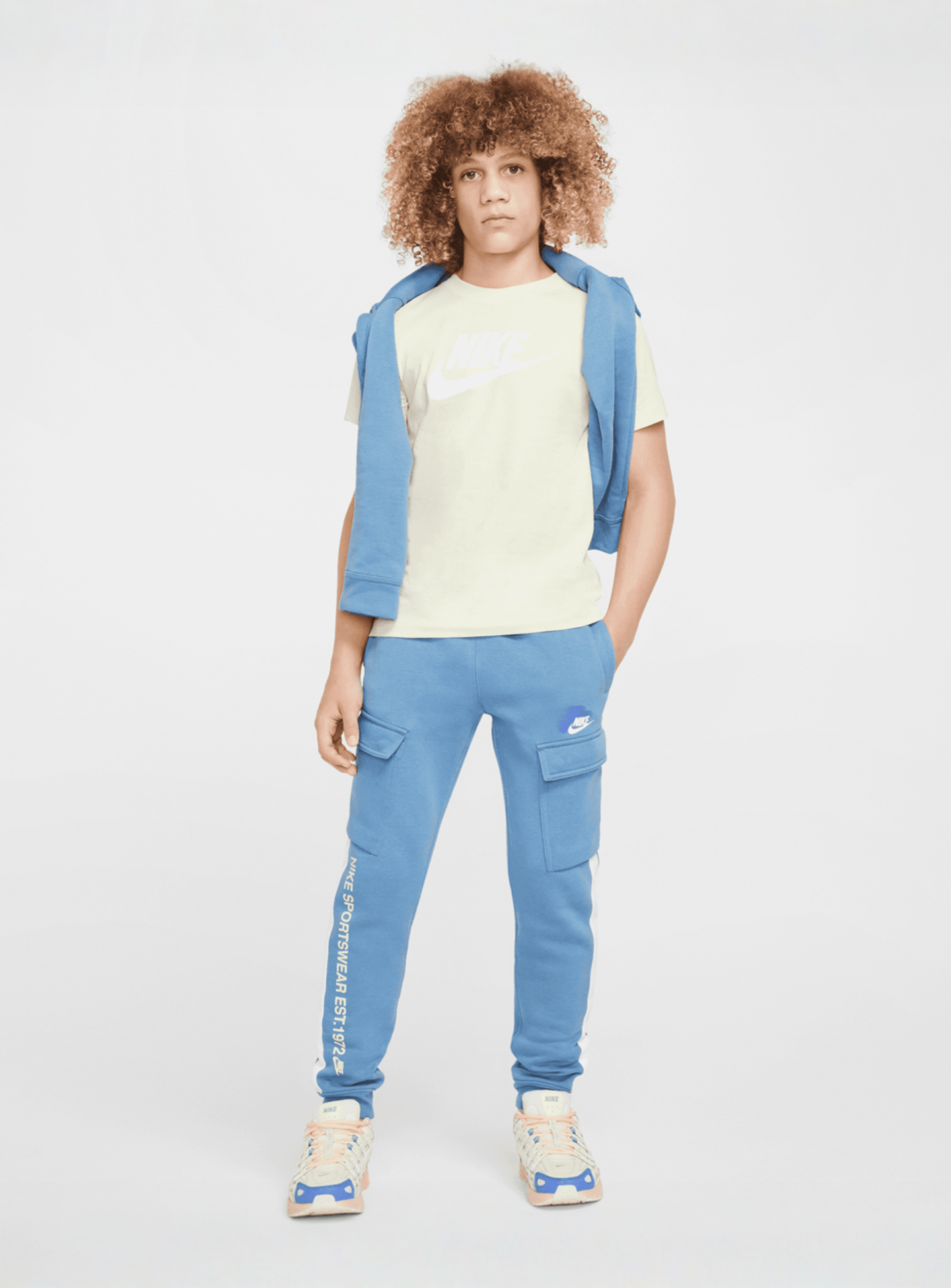 Nike, Sportswear Standard Issue Cargo Pants, blue, Image 6 of 6