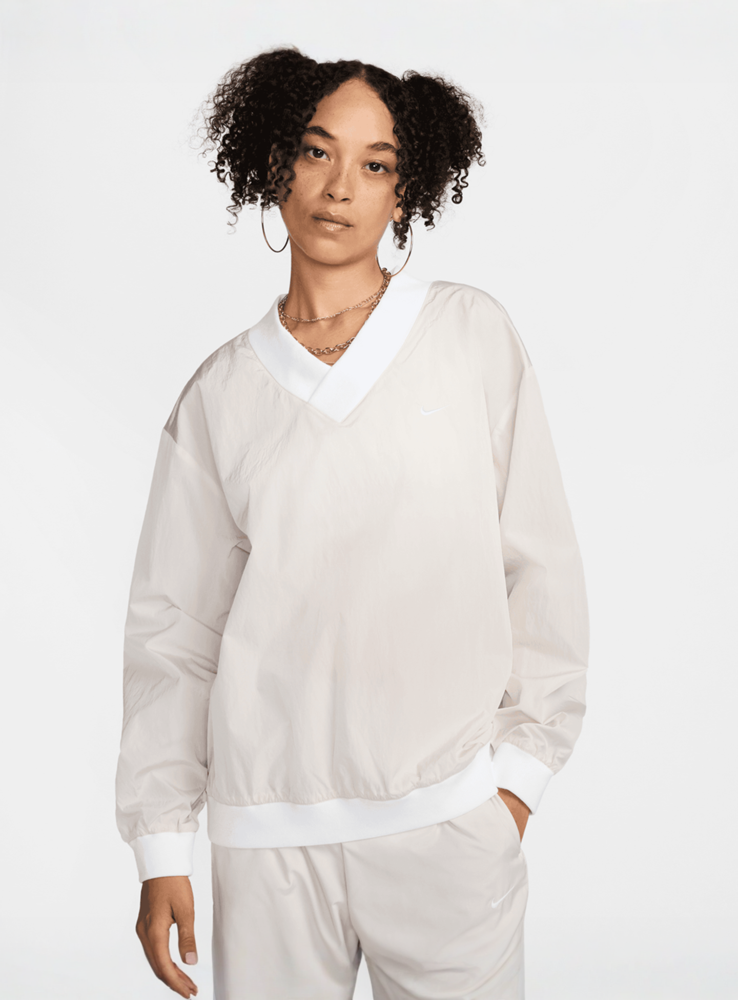 Nike, Sportswear Essential Woven UV Longsleeve Vneck Crew, beige, Image 1 of 5