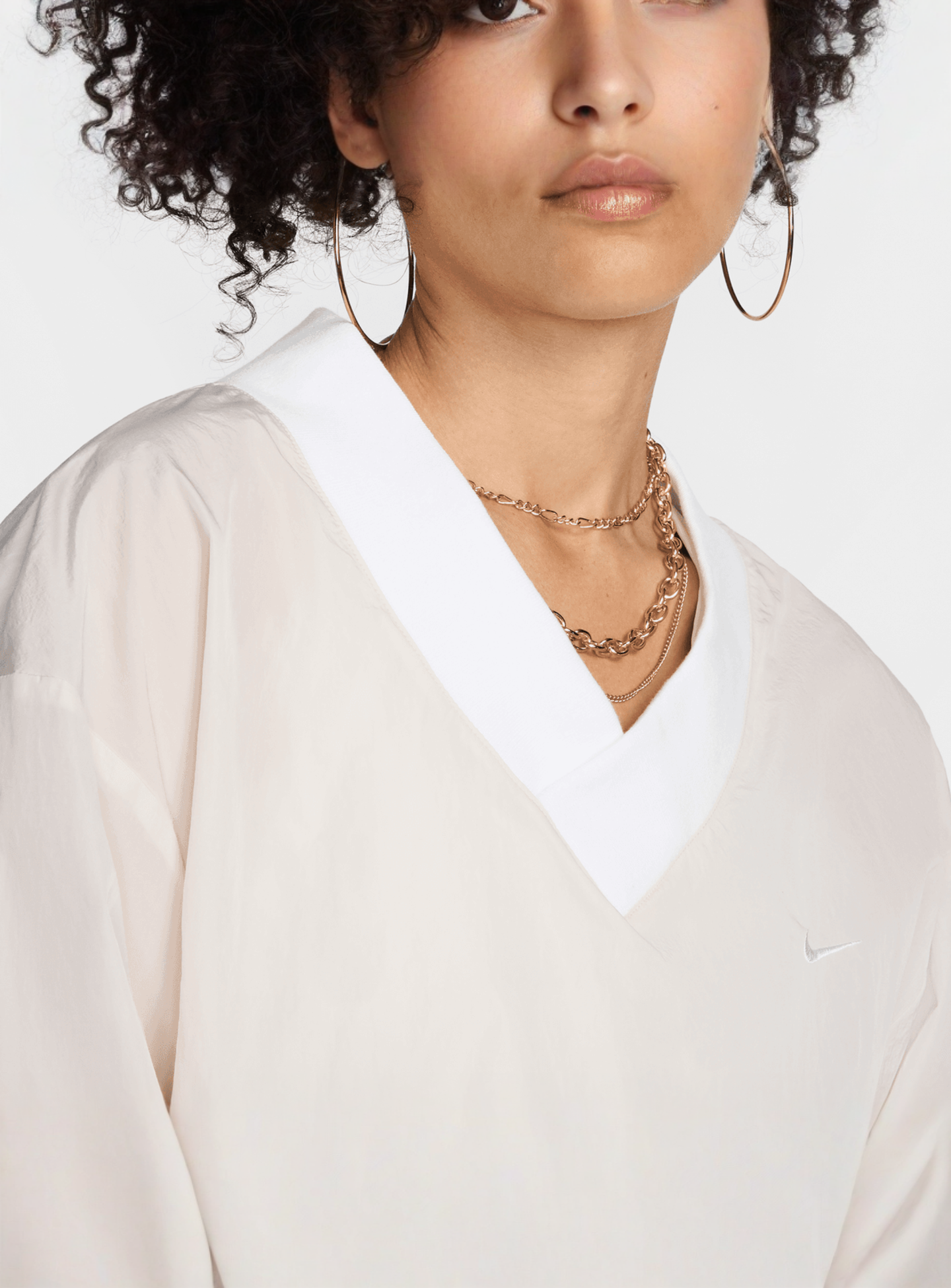 Nike, Sportswear Essential Woven UV Longsleeve Vneck Crew, beige, Image 3 of 5