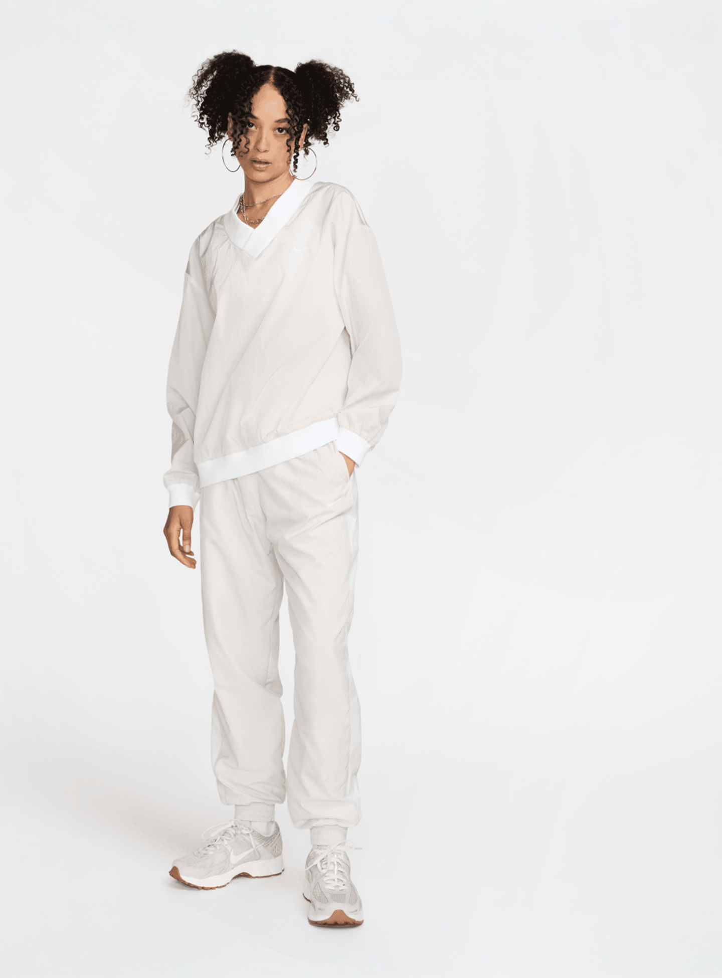Nike, Sportswear Essential Woven UV Longsleeve Vneck Crew, beige, Image 5 of 5