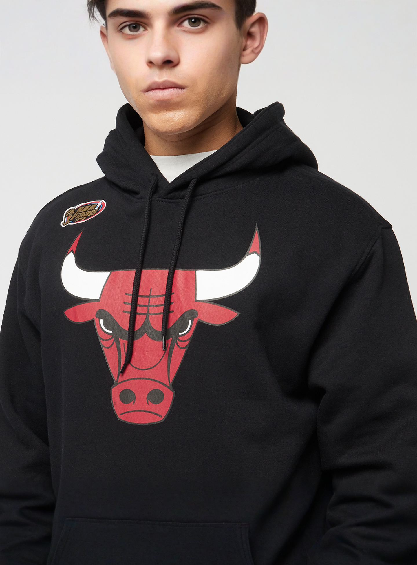 Mitchell & Ness, NBA Chicago Bulls Logo Hoody, black, Image 3 of 6