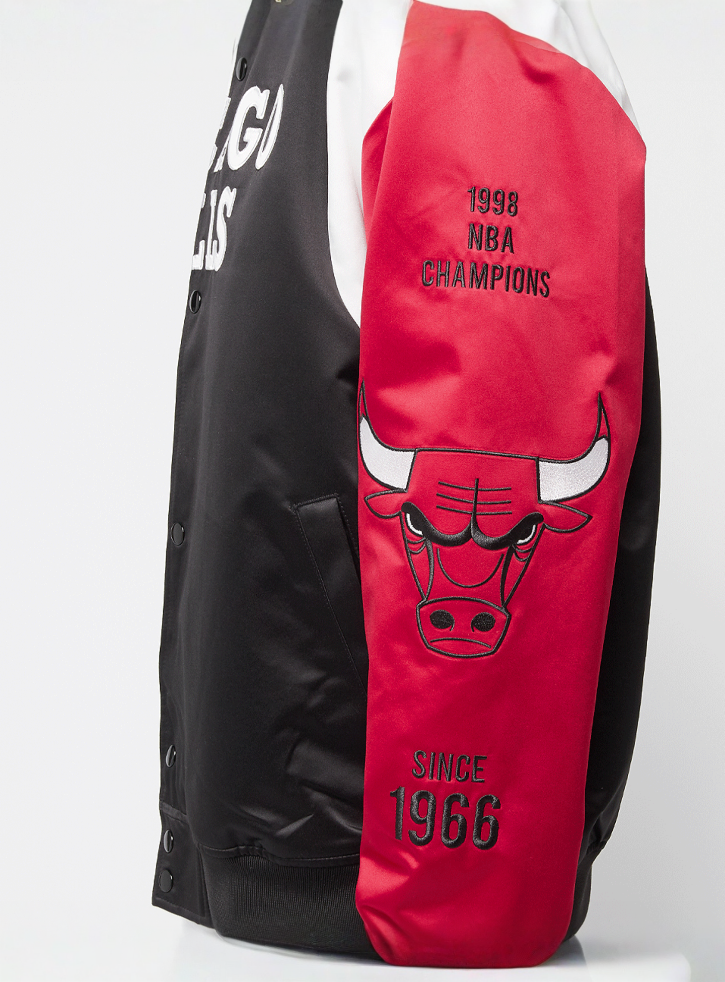 Mitchell & Ness, NBA Team Origins Satin Jacket Vintage Logo Chicago Bulls, black, Image 3 of 8