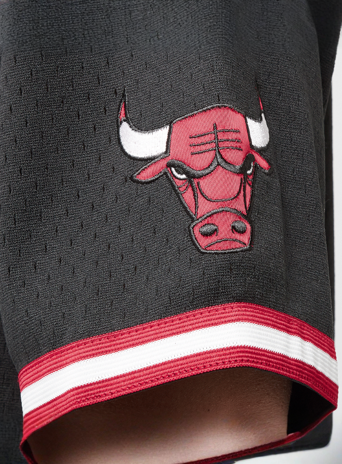 Mitchell & Ness, NBA On the Clock Mesh Button Front Vintage Logo Chicago Bulls, black, Image 5 of 6