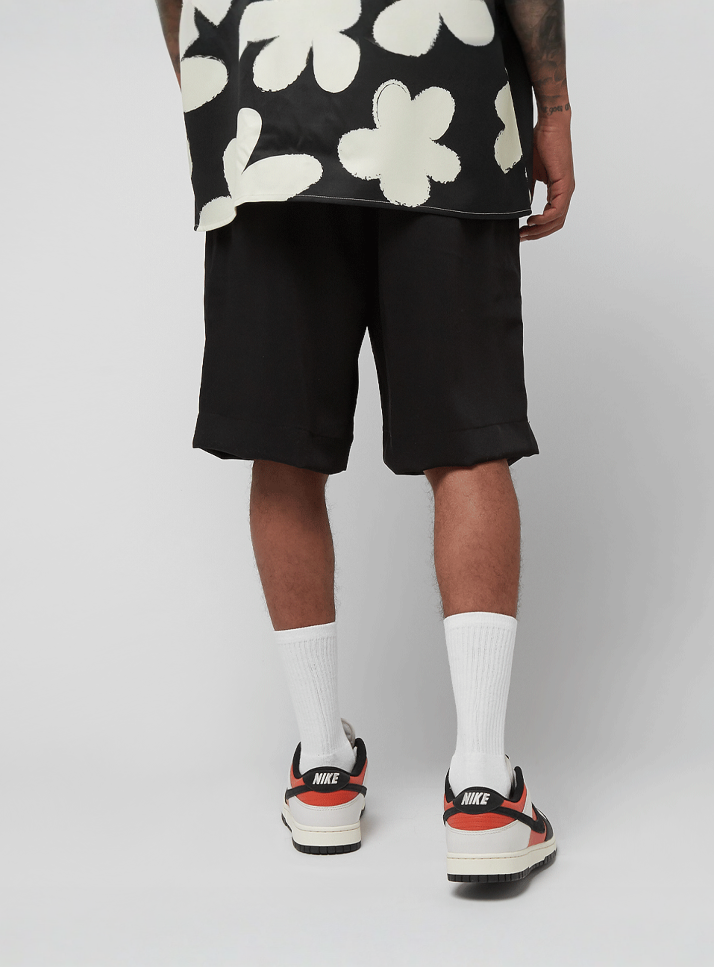 Another Cotton Lab, Double Pleated Shorts, black, Image 2 of 5
