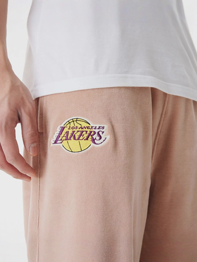 New Era, LA Lakers NBA Lifestyle Velours Trackpants, beige, Image 3 of 5