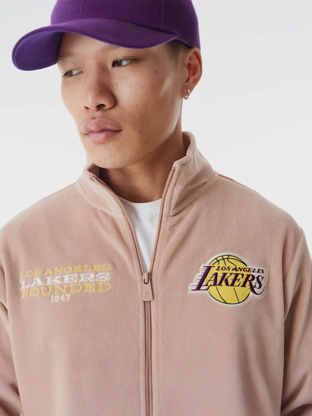 New Era, LA Lakers NBA Lifestyle Velours Trackjacket, beige, Image 3 of 5