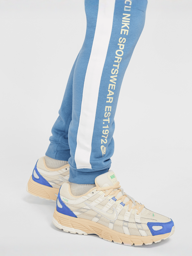 Nike, Sportswear Standard Issue Cargo Pants, blue, Image 5 of 6