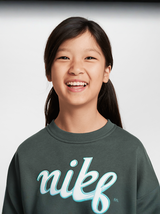 Nike, Sportswear Club Fleece Boxy Crew Graphics Star, green, Image 3 of 5
