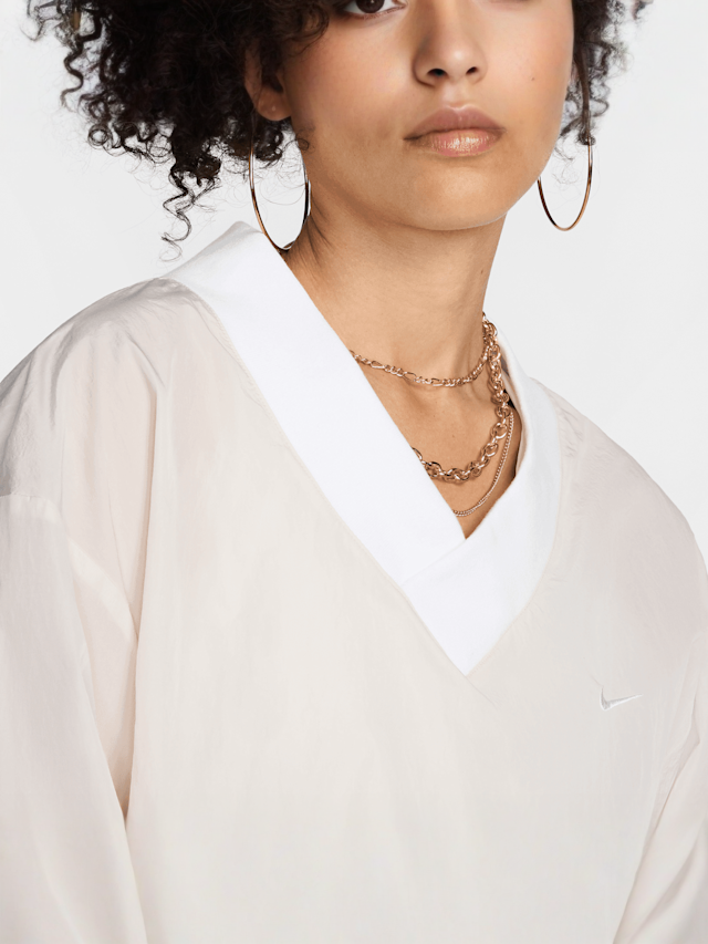 Nike, Sportswear Essential Woven UV Longsleeve Vneck Crew, beige, Image 3 of 5