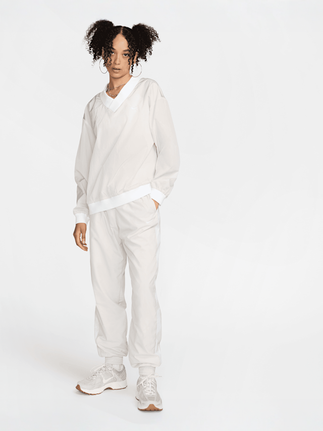 Nike, Sportswear Essential Woven UV Longsleeve Vneck Crew, beige, Image 5 of 5