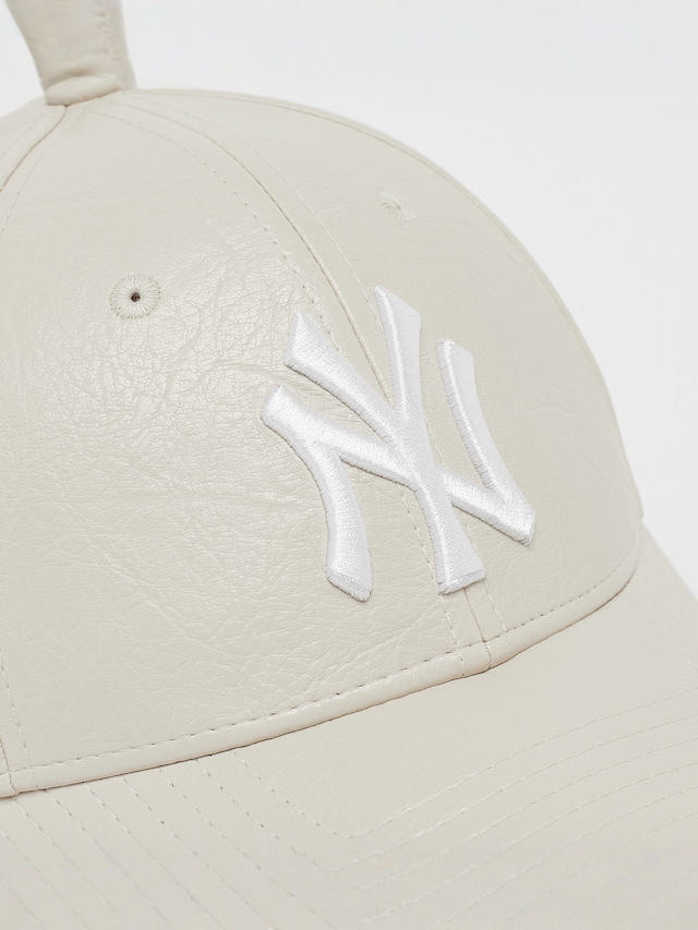 New Era, Female 9FORTY Crinkled PU New York Yankees, beige, Image 3 of 4