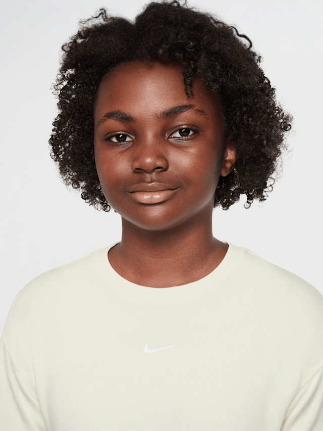 Nike, Sportswear Essential T-Shirt, beige, Image 3 of 3