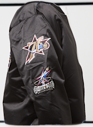 Mitchell & Ness, NBA Lightweight Satin Bomber Philadelphia 76ers, black, Image 4 of 7