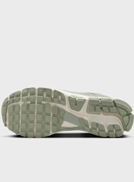 Nike, Zoom Vomero 5, green, Image 3 of 9