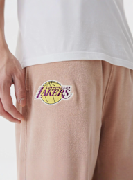 New Era, LA Lakers NBA Lifestyle Velours Trackpants, beige, Image 3 of 5