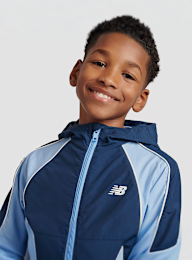 New Balance, Varsity Woven Jacket, niebieski, Obraz 3 z 5