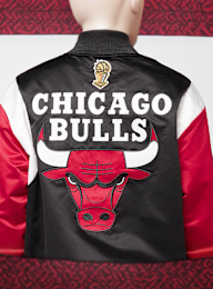 Mitchell & Ness, NBA Team Origins Satin Jacket Vintage Logo Chicago Bulls, black, Image 6 of 8