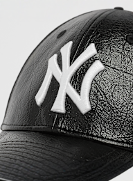 New Era, Female 9FORTY Crinkled PU New York Yankees, black, Image 3 of 4