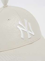New Era, Female 9FORTY Crinkled PU New York Yankees, beige, Image 3 of 4