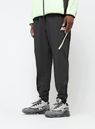 New Balance, Woven Tapered Track Pant, czarny, Obraz 1 z 5