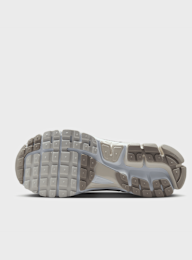 Nike, Zoom Vomero 5, white, Image 3 of 9