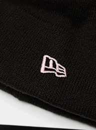 New Era, Female Essential Cuff Beanie New York Yankees, black, Image 3 of 3