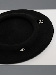 New Era, Female MLB New York Yankees Pin Beret, black, Image 3 of 3