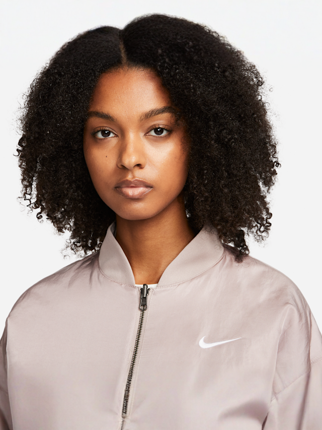 Nike, Sportswear Varsity Bomber Jacket, beige, Afbeelding 4 van 8