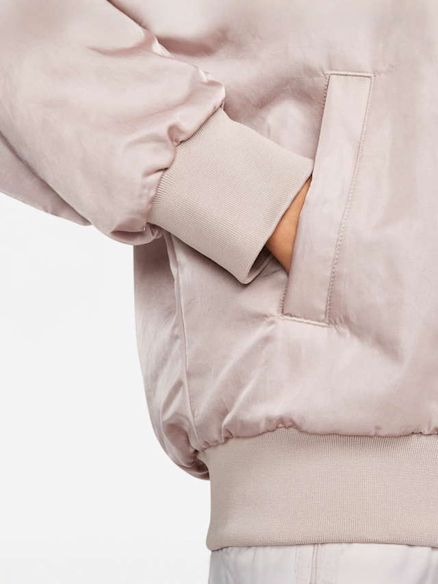 Nike, Sportswear Varsity Bomber Jacket, beige, Afbeelding 6 van 8