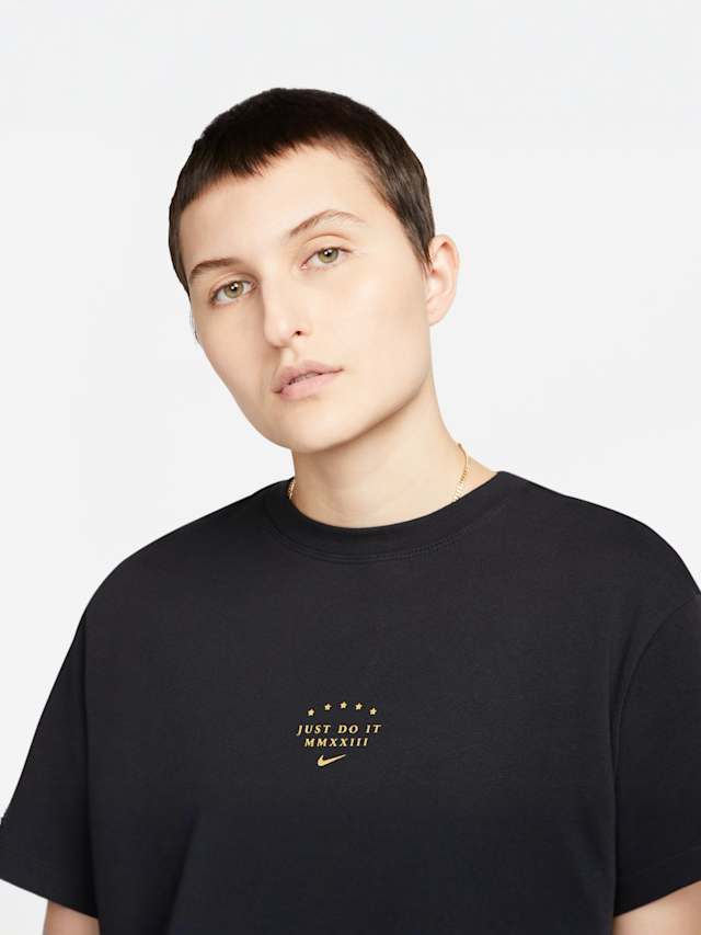 Nike, Sportswear Sisterhood Short Sleeve Tee, zwart, Afbeelding 3 van 6