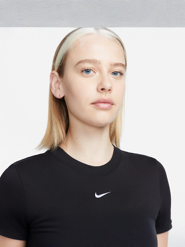 Nike, Sportswear Essential Slim Crop Tee, zwart, Afbeelding 3 van 4