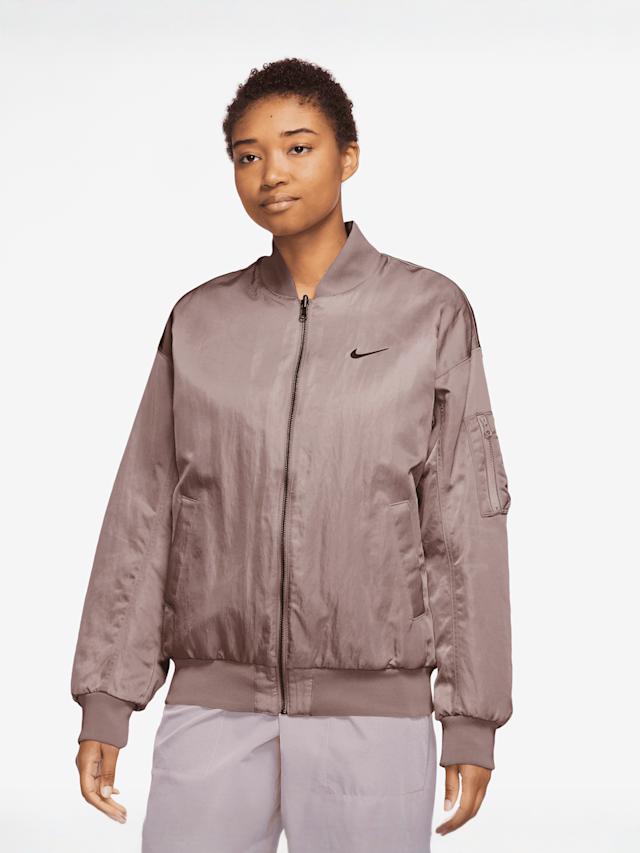 Nike, Sportswear Reversible Varsity Bomber Jacket, lichtroze, Afbeelding 2 van 4