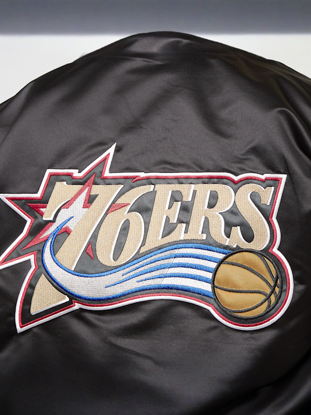 Mitchell & Ness, NBA Lightweight Satin Bomber Philadelphia 76ers, black, Image 6 of 7