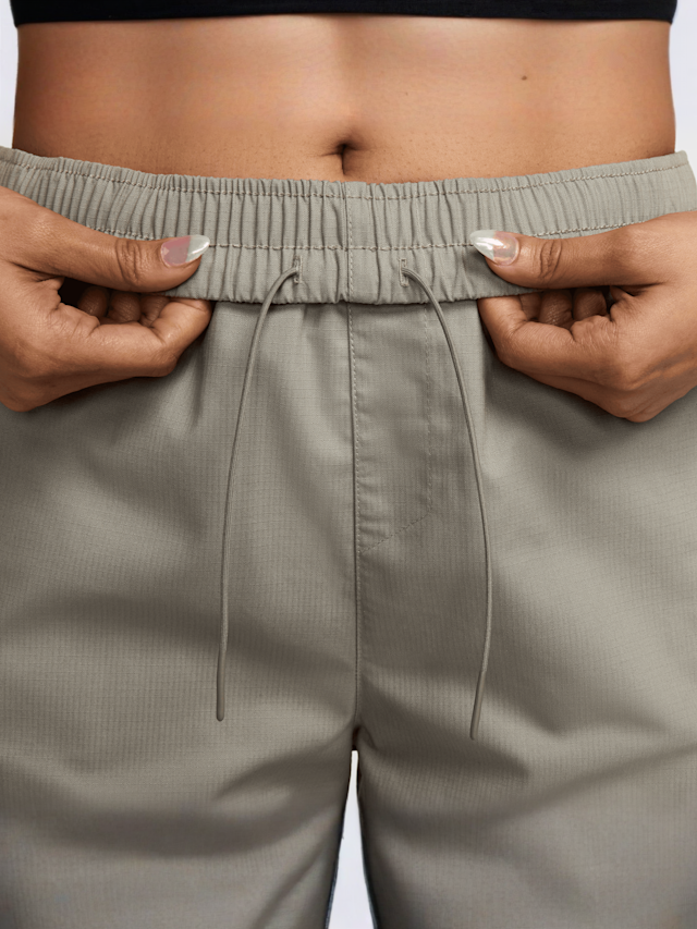 Nike, Sportswear Essential Woven Mid-Rise Standard Cargo Pants, beige, Image 3 of 7