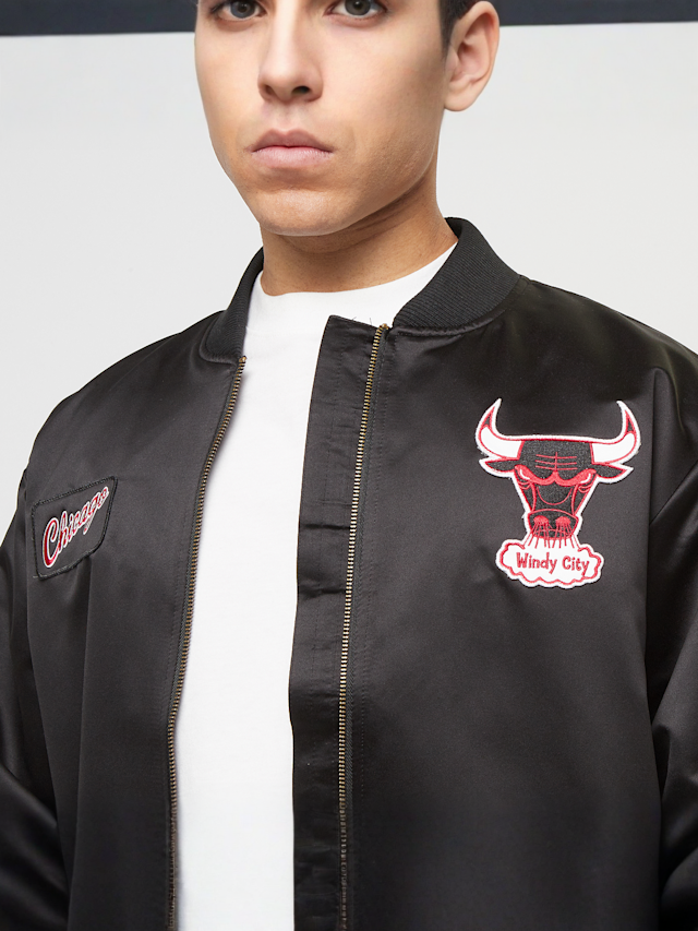 Mitchell & Ness, NBA Chicago Bulls Team Leader Satin Bomber, black, Image 3 of 7