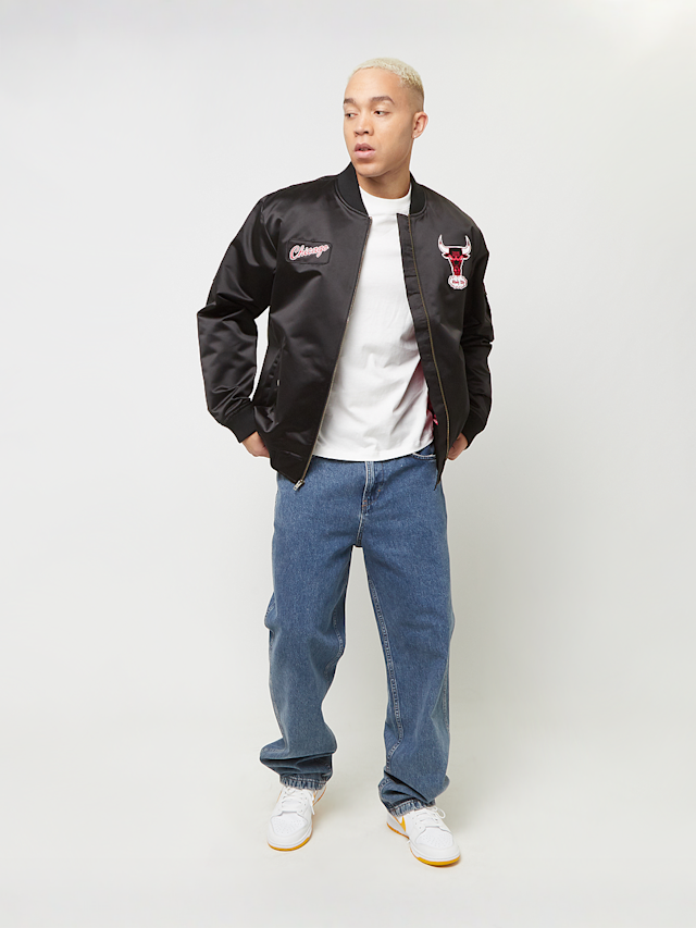 Mitchell & Ness, NBA Chicago Bulls Team Leader Satin Bomber, black, Image 7 of 7